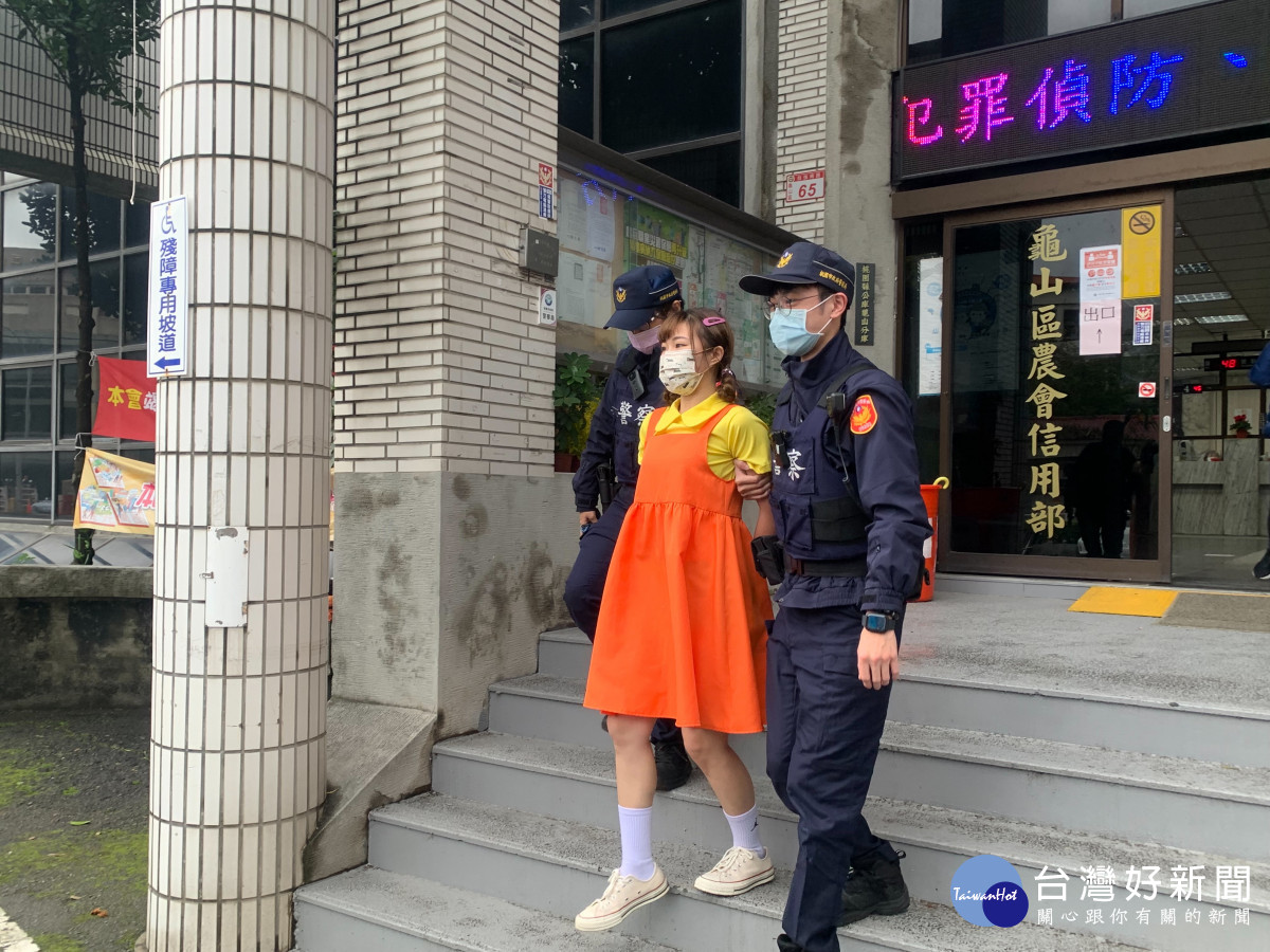 警方出動快打部隊，迅速逮捕歹徒，藉演練提升金融人員及員警執勤應變能力