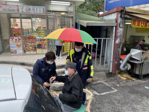73歲老翁外出失蹤迷途，巡警細心找尋，平安將老翁護送返家