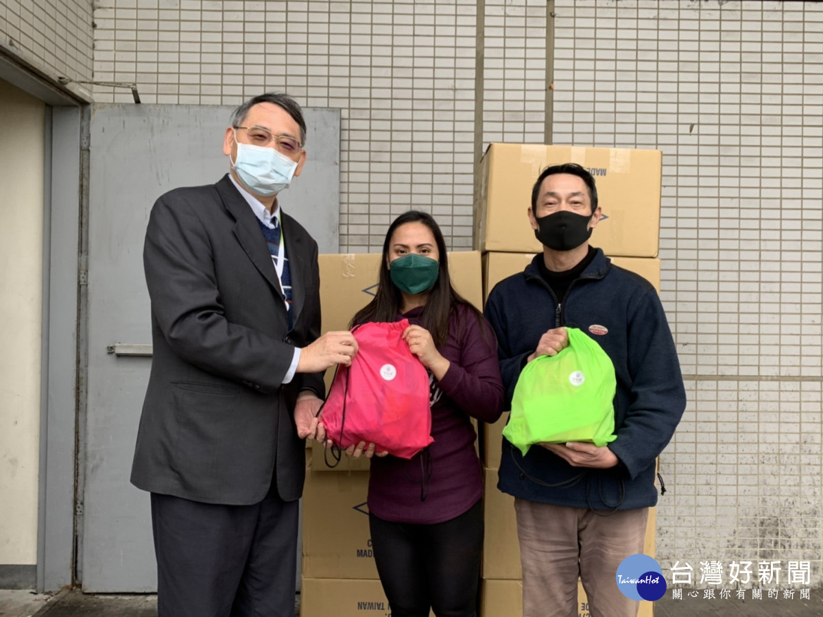 桃竹苗分署長賴家仁（左）致贈關懷包給配合隔離檢疫的鴻佰等企業的121名外籍移工。