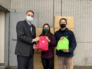桃竹苗分署長賴家仁（左）致贈關懷包給配合隔離檢疫的鴻佰等企業的121名外籍移工。