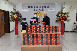 神達數位總經理張樂群(右)致贈行車記錄器，龜山分局長蔡啟仁(左)代表接受