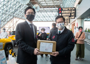 大眾投控公司捐贈空清循環扇，由市長代表受贈