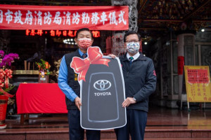 德林寺回饋鄉民、照顧信眾，由德林寺管理委員會捐贈消防局第三救災救護大隊大竹分隊1輛消防勤務車