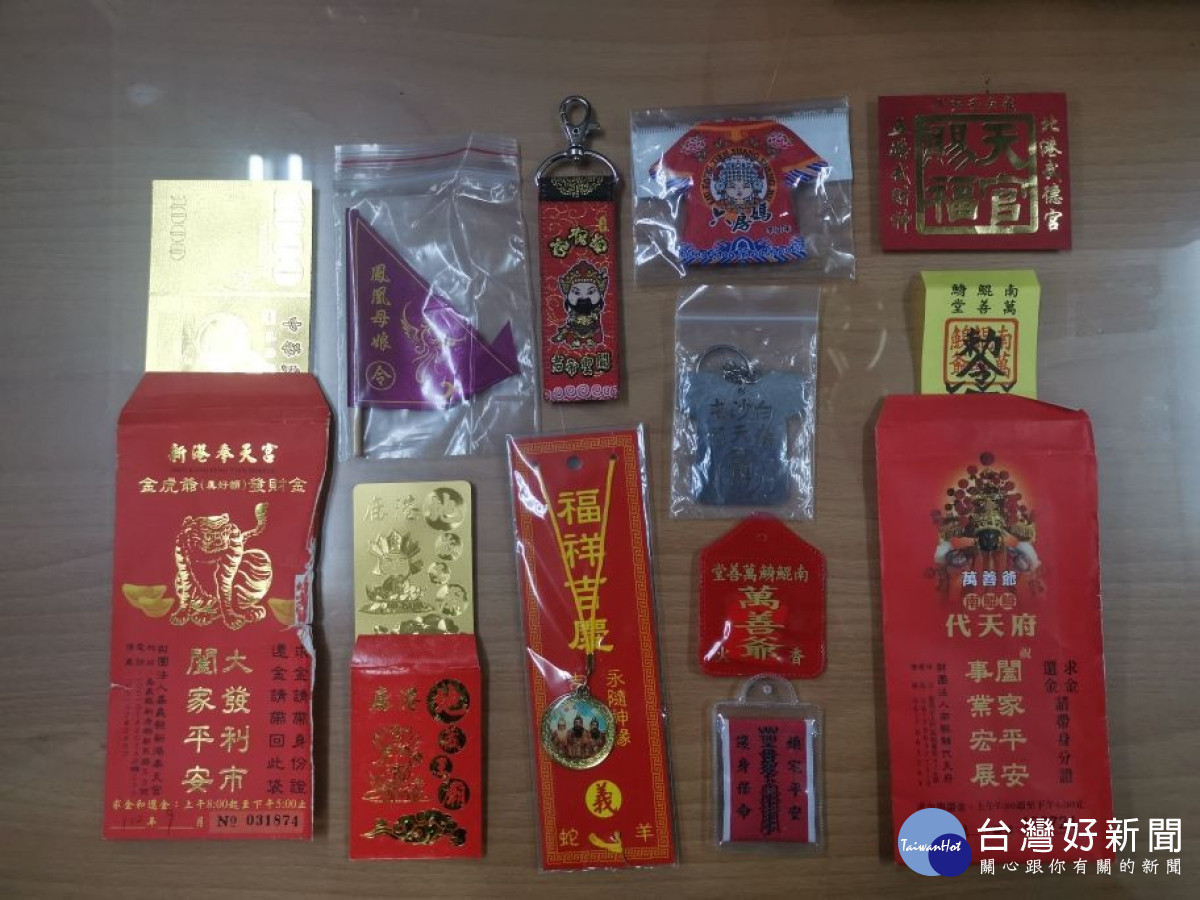 警方指出，現場搜身時，發現林嫌身上有各大宮廟香火袋、平安符，內容有媽祖保平安、五路財神等/李光揚翻攝