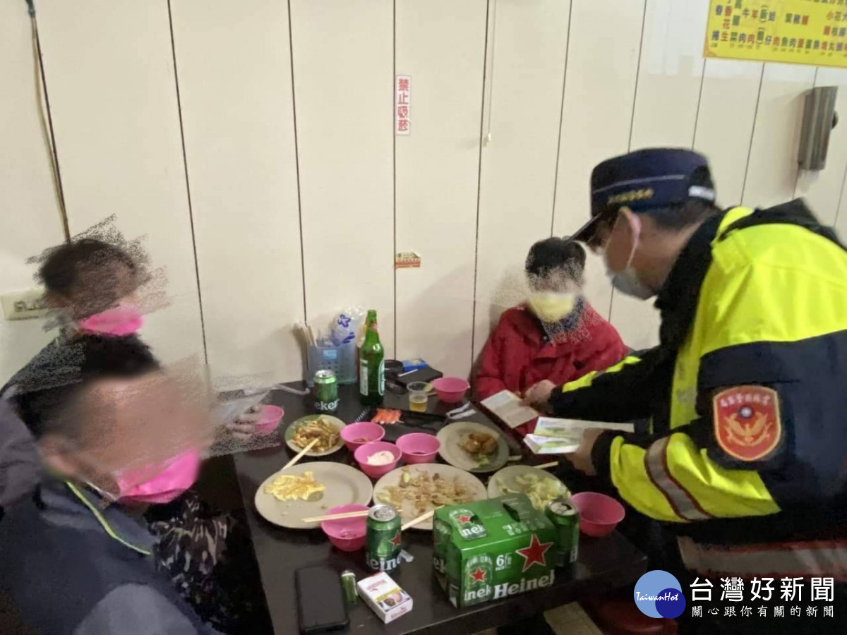 春節將近，尾牙宴及餐敘場合多，臺西警分局特至快炒店及餐廳加強宣導有關「酒後代駕」觀念/臺西警分局提供