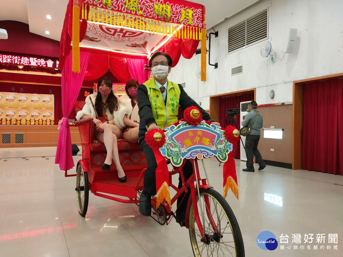 彰化市長林世賢騎著三輪車為迎接建縣300採街趣宣傳。圖／記者鄧富珍攝