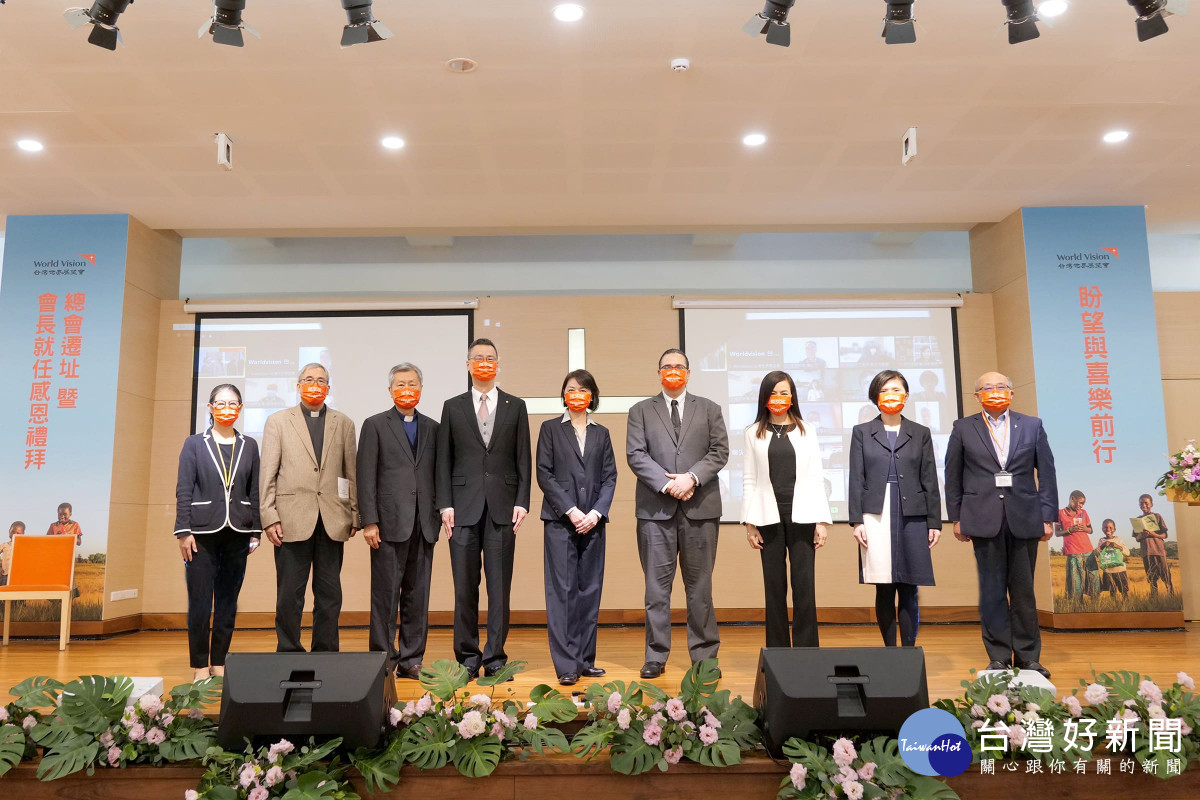 台灣世界展望會新任會長李紹齡(右五)和與會貴賓一同合照。(台灣世界展望會提供)