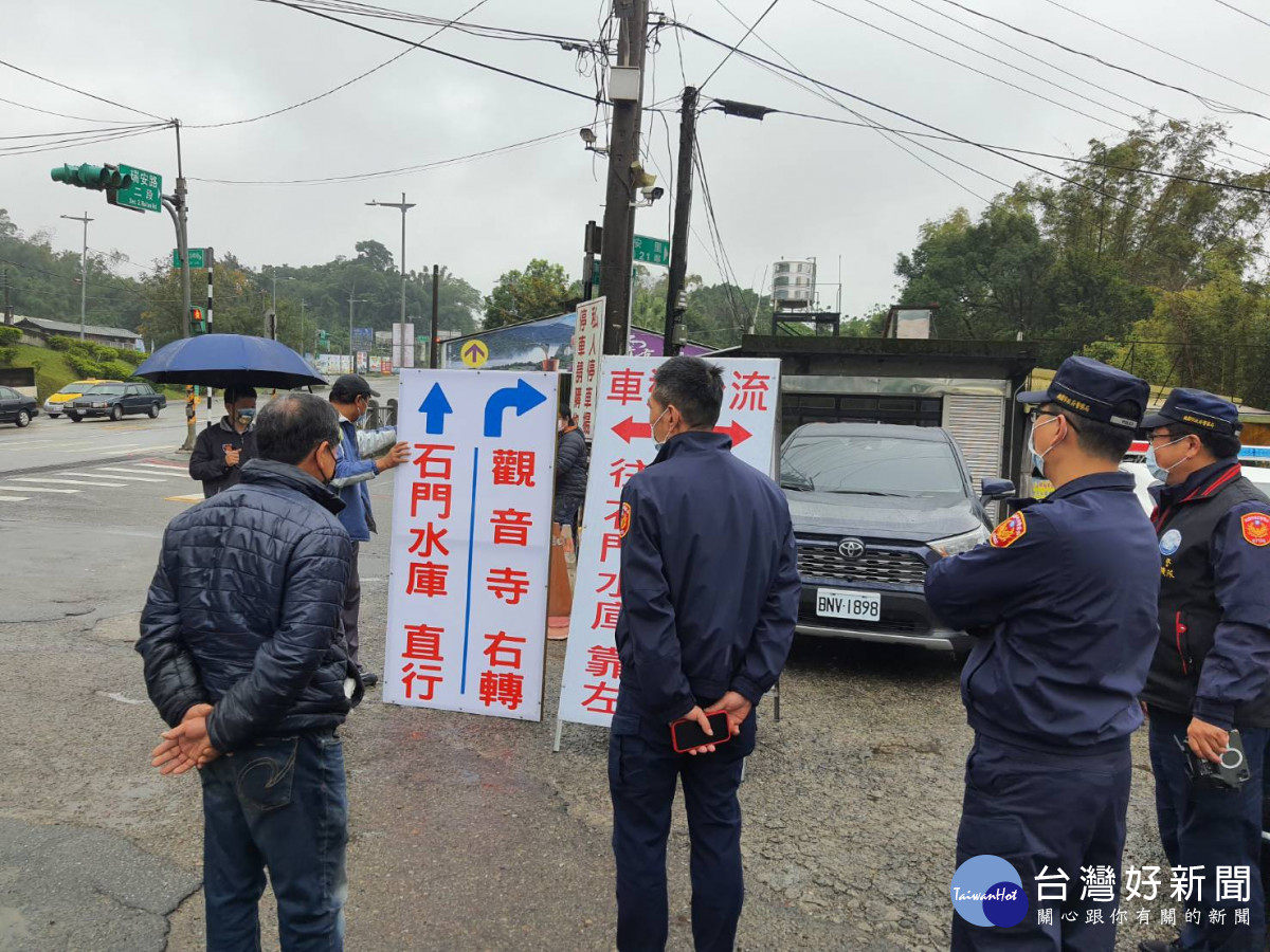 大溪分局辦理期前會勘，這次特地運用無人機以高空鳥瞰全景方式，協助找出易壅塞路段改善對策