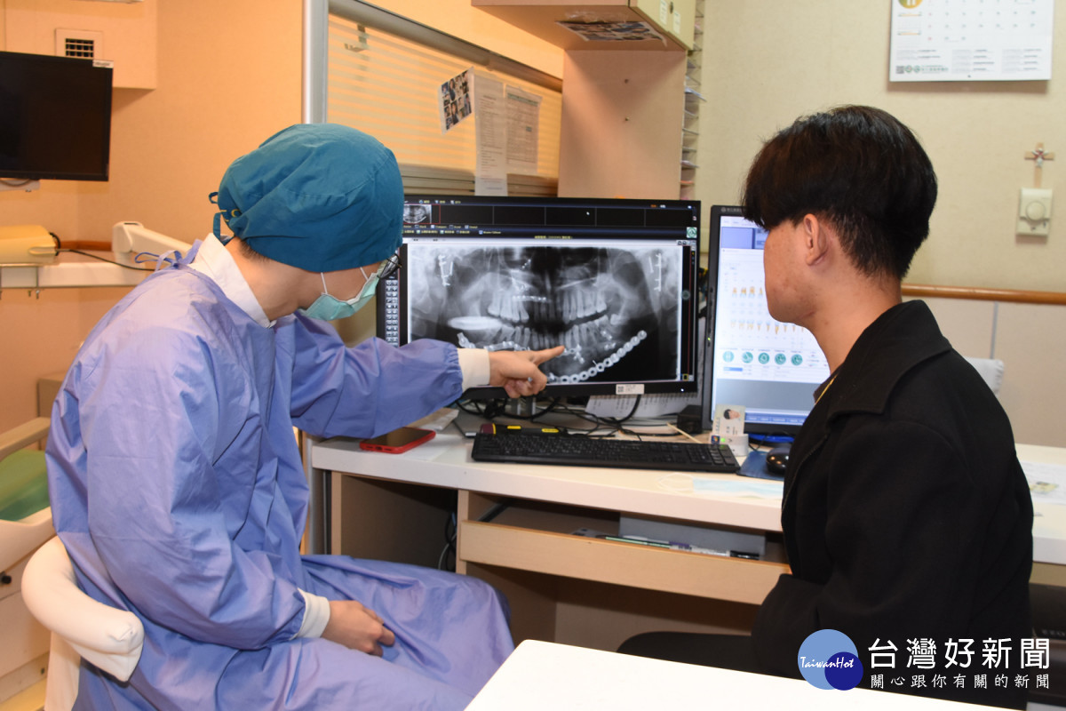 劉同學（右）表示，醫師用很先進的3D模擬、3D列印技術，還花了很長的時間幫自己手術。圖／記者鄧富珍攝