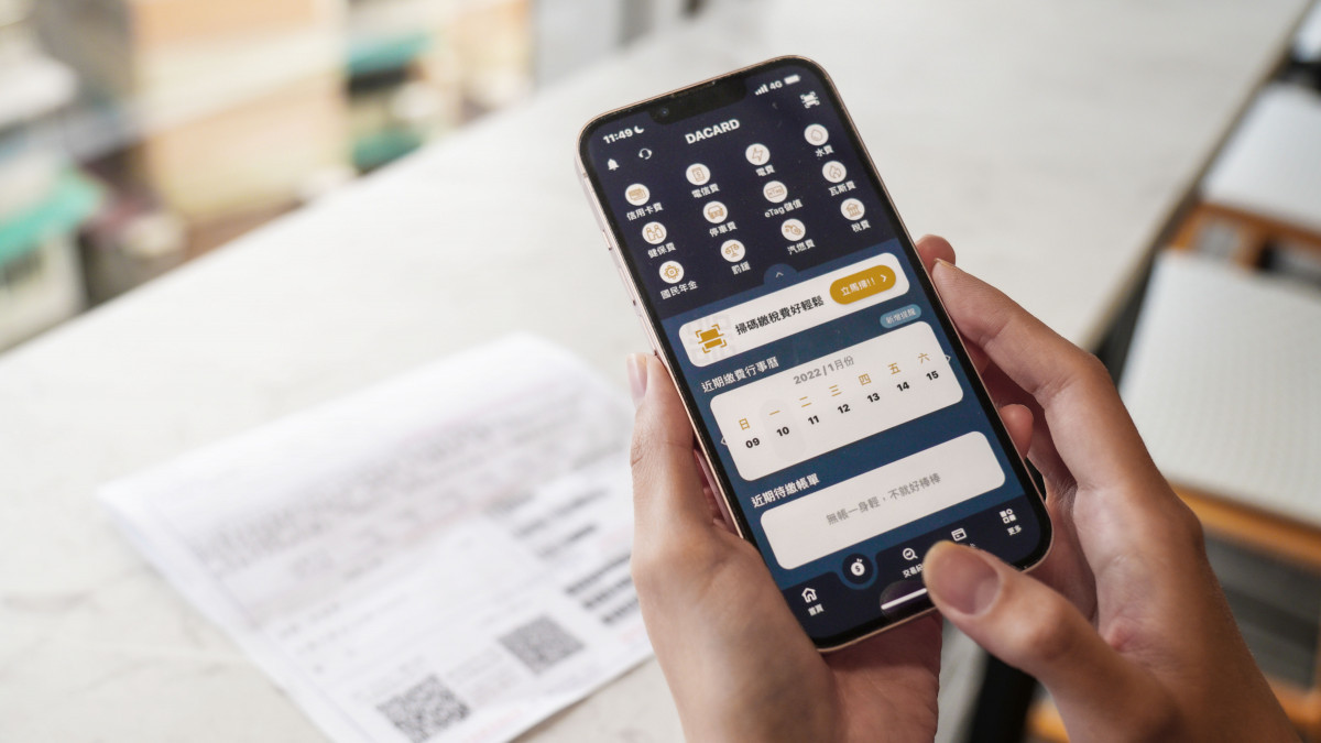 圖說：「大咖DACARD」APP提供50種以上繳費稅項目以及多元付款方式，同時能夠設定帳單繳費提醒以及自動扣繳。圖／業者提供