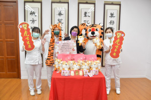 春節前縣長送「虎哩健康福袋」為住院病童加油打氣。圖／彰化縣政府提供