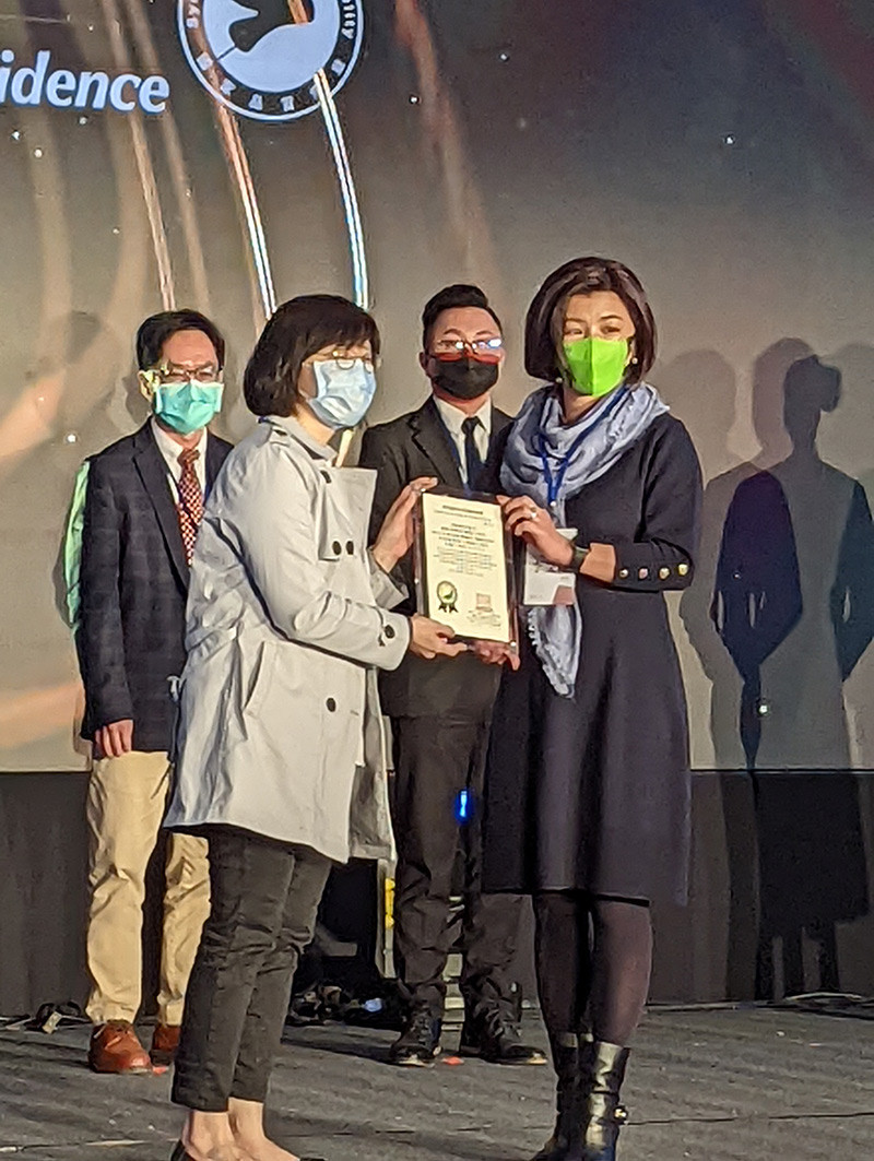 光麗生醫李艾臻董事長(右)授贈SNQ國家品質標章。（圖／光麗生醫提供）