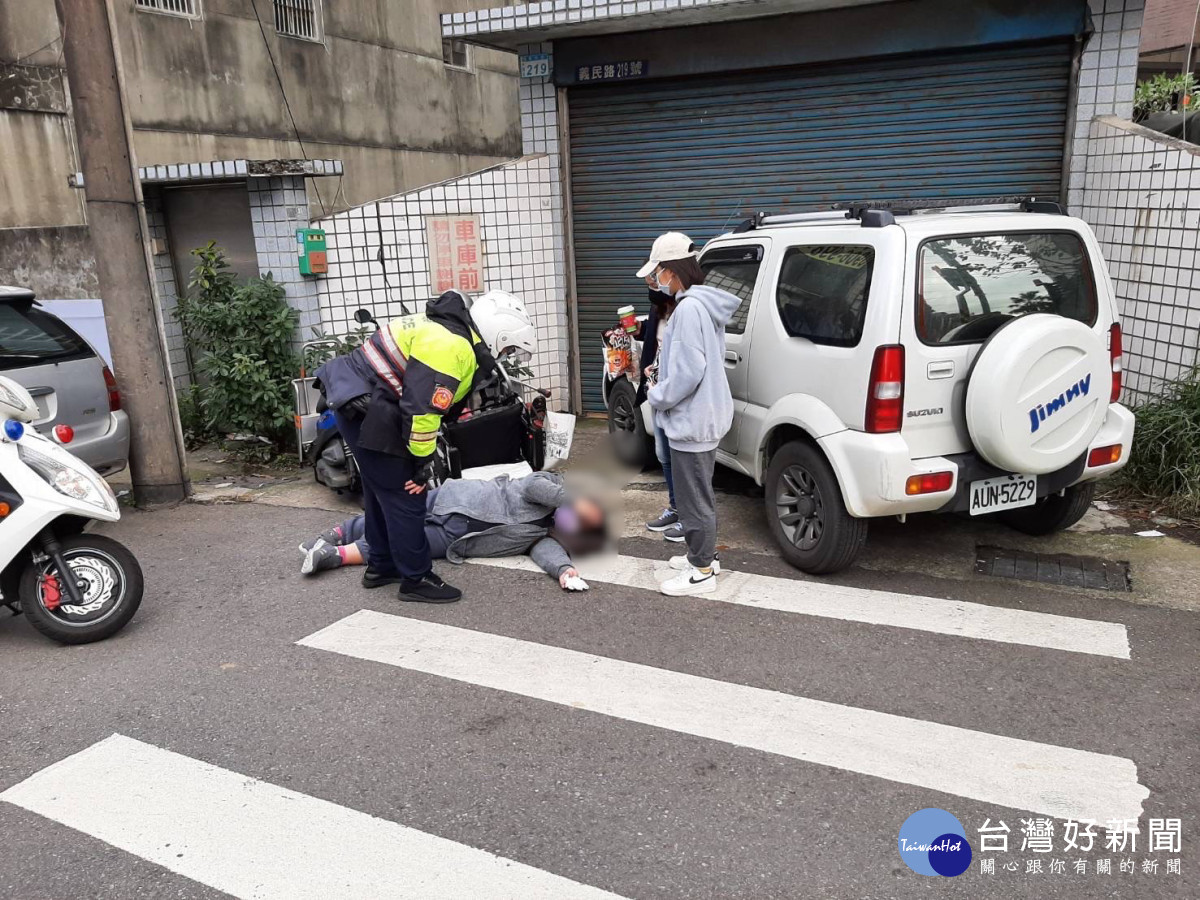 身障女年前換新鈔遇險，員警即時協助幸無礙