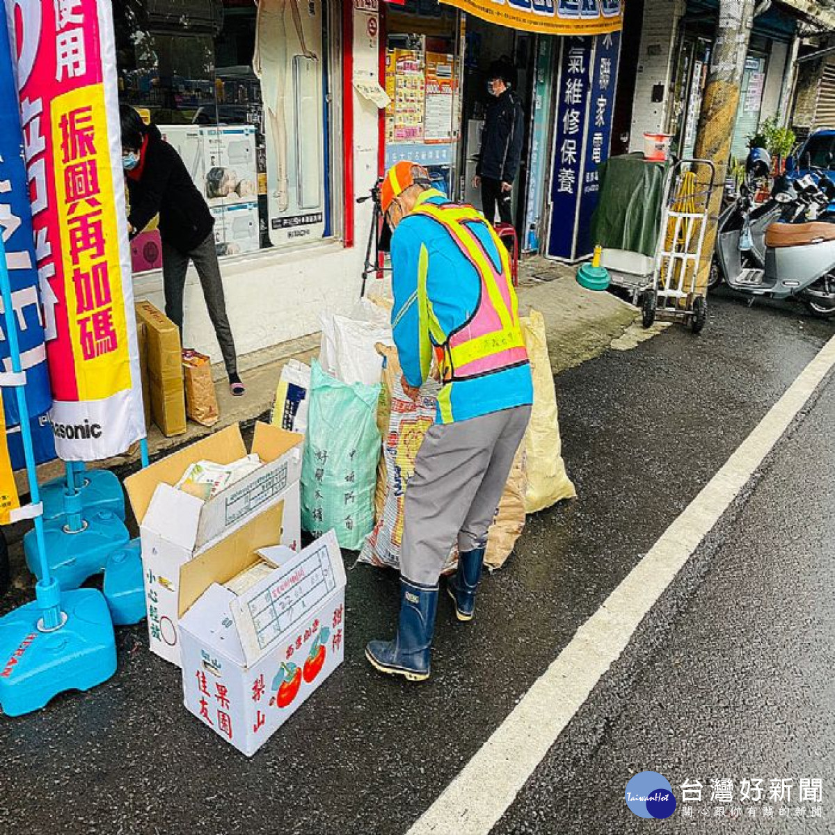 環保局雙管齊下照顧社會弱勢，實質補助與支持個體業者，讓「資源」重置(製)再創循環經濟