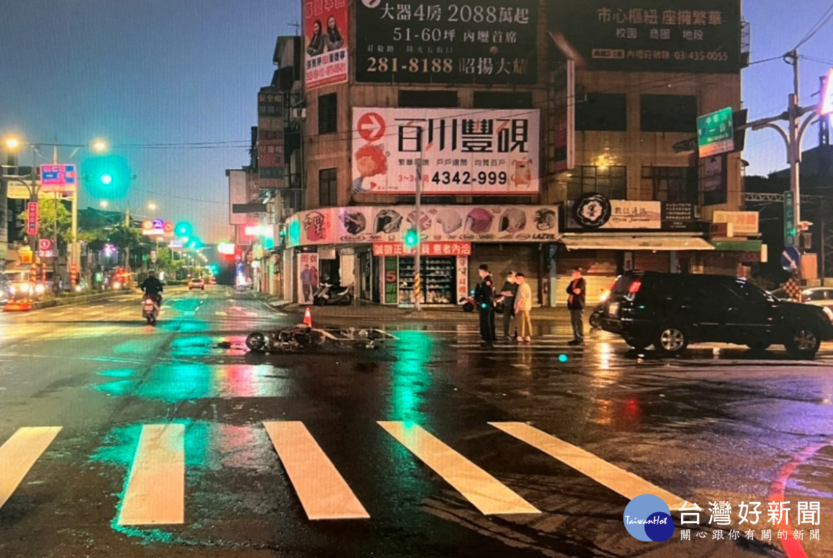 疑似機車倒地漏油，零件又摩擦產生火花，引起燃燒，騎士僅手腳挫傷<br />
<br />
