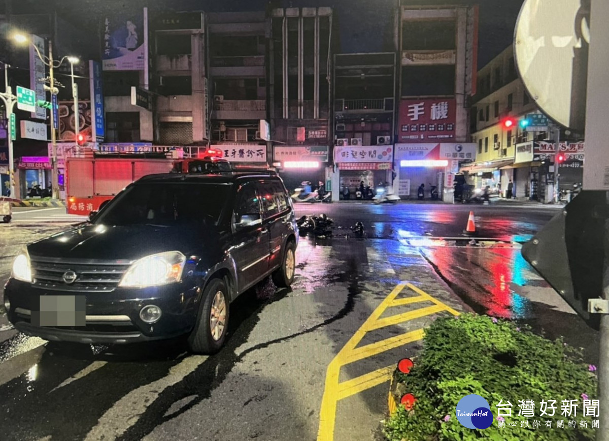 疑似機車倒地漏油，零件又摩擦產生火花，引起燃燒，騎士僅手腳挫傷<br />
<br />
