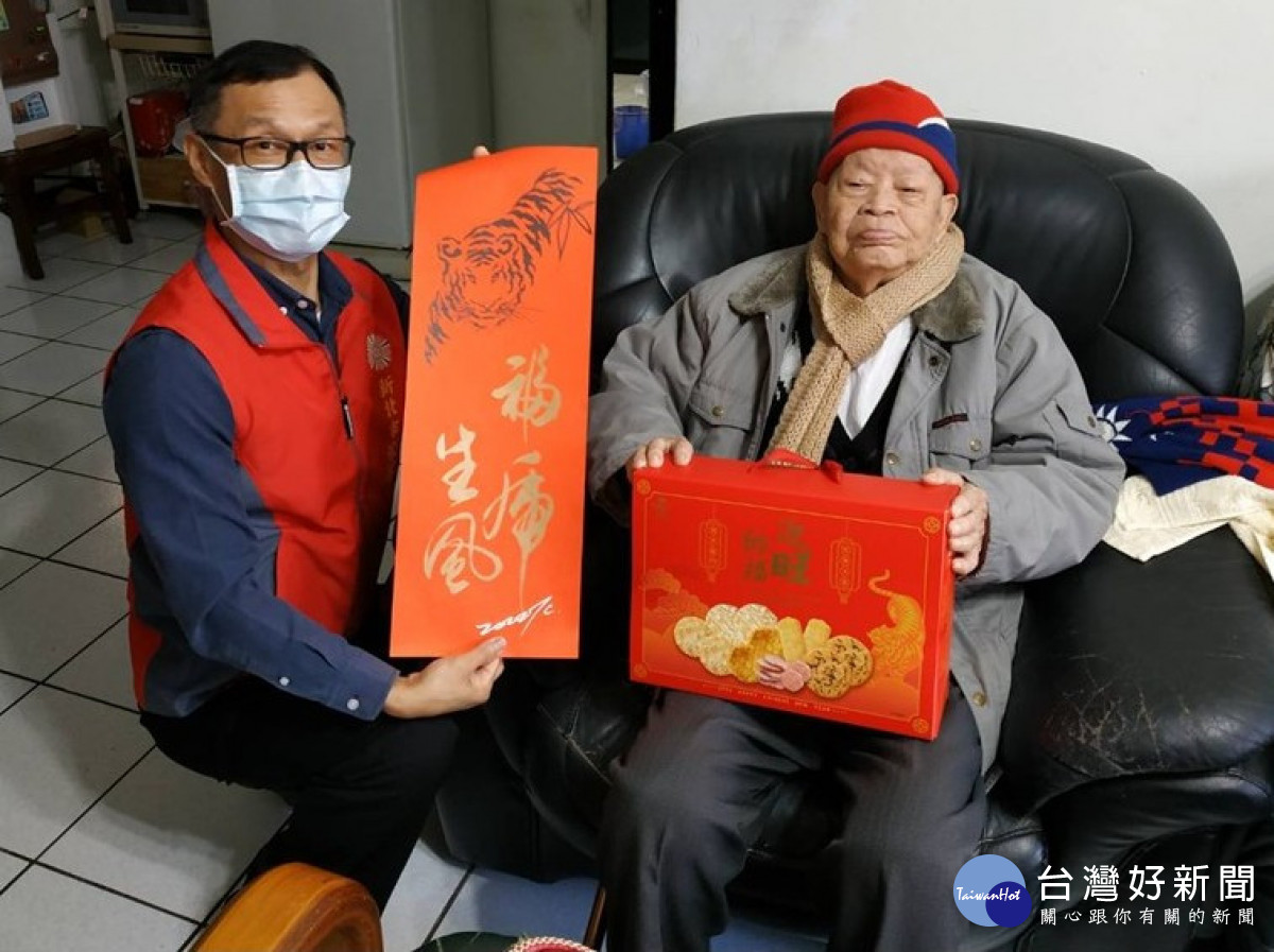 周興國處長(左)向林口區105歲胡爺爺(右)賀年