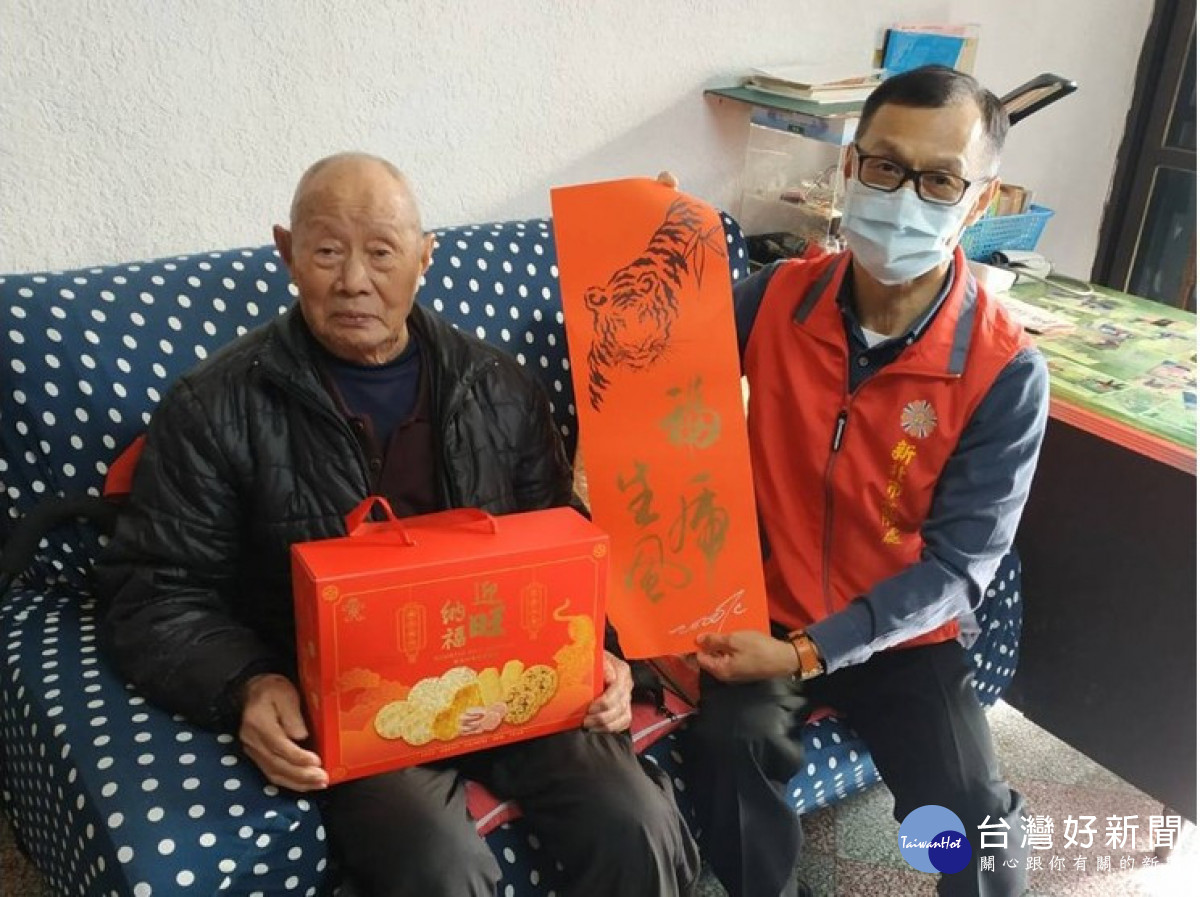 周興國處長(右)向林口區朱爺爺(左)賀年