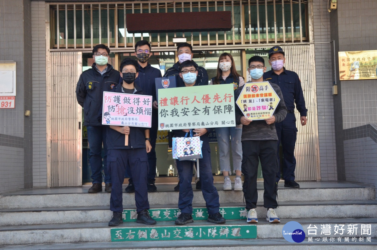 龜山警分局犯罪預防宣導團，宣導民眾落實防疫規定，財不露白，防止扒竊、防詐騙