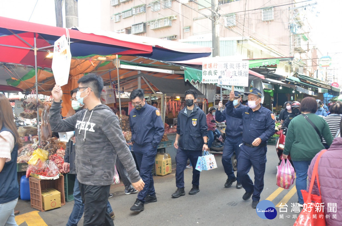 龜山警分局犯罪預防宣導團，宣導民眾落實防疫規定，財不露白，防止扒竊、防詐騙