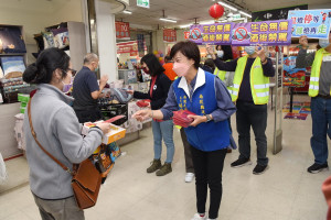 林琦瑜處長帶隊在大賣場宣傳勿酒駕保安全。（縣府提供）
