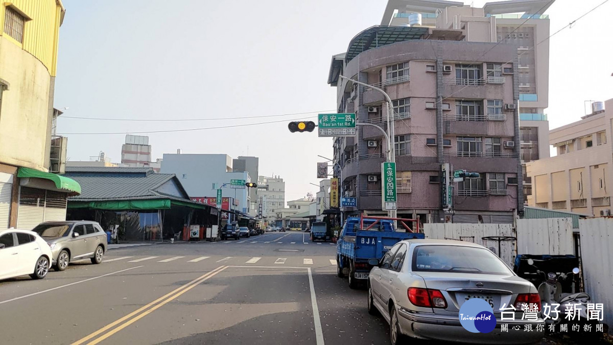 嘉義市警局張姓副隊長在保安四路與胡姓男子發生行車糾紛，胡男找來3名友人圍毆張警／陳致愷攝影