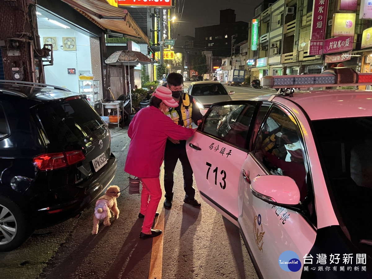 失智7旬老婦外出尋孫迷途，北勢派出所巡邏員警發現，讓老婦人能夠平安返家<br />
<br />
