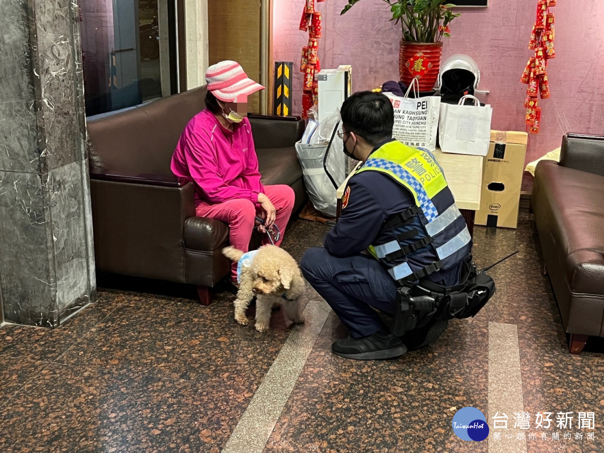 失智7旬老婦外出尋孫迷途，北勢派出所巡邏員警發現，讓老婦人能夠平安返家<br />
<br />
