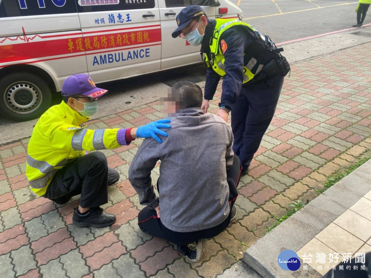 男子急性盲腸炎發作癱坐人行道，熱心警協助救回一命<br />
