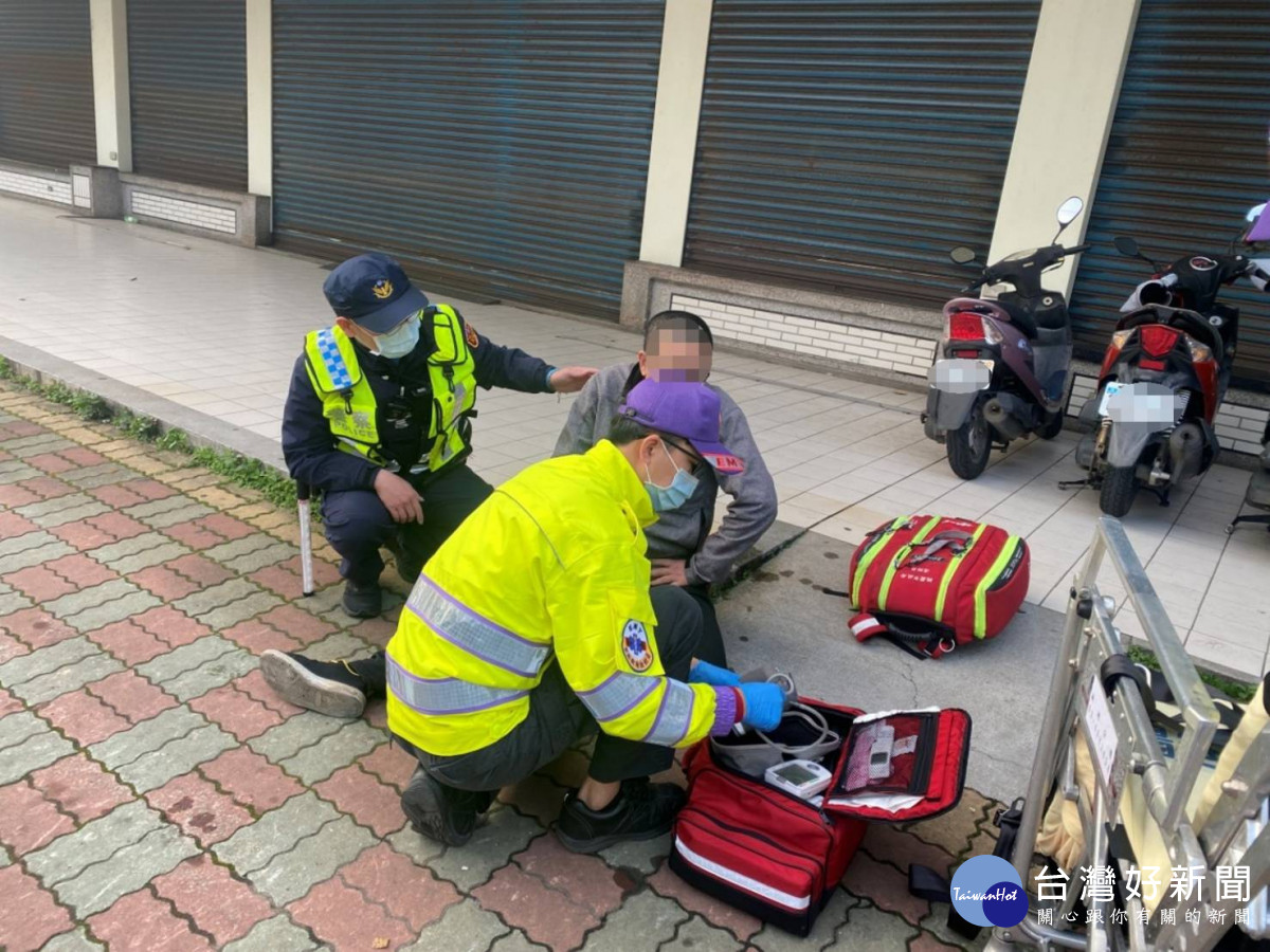 男子急性盲腸炎發作癱坐人行道，熱心警協助救回一命<br />
