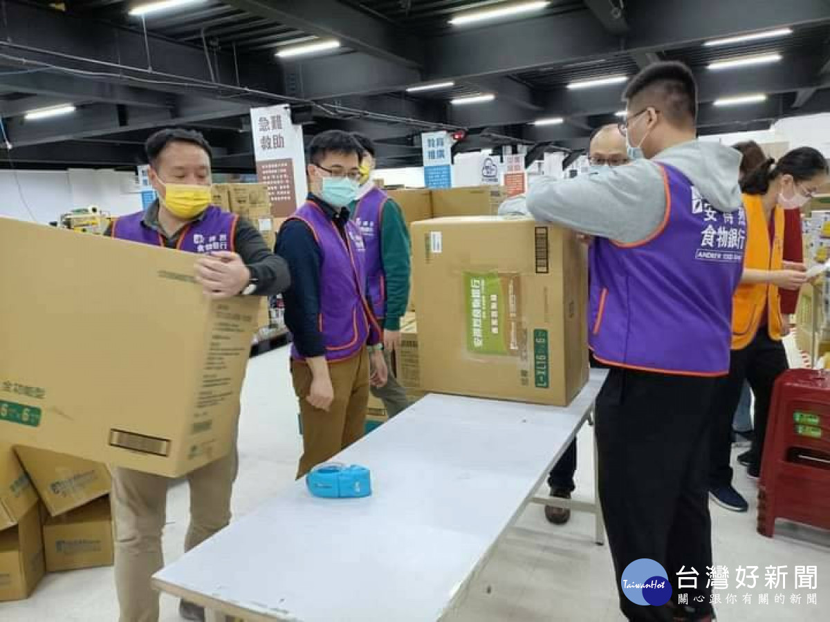 寒假疫情期間,親子志工到安得烈食物銀行總部幫忙打包膳糧箱,關懷弱勢兒少家庭