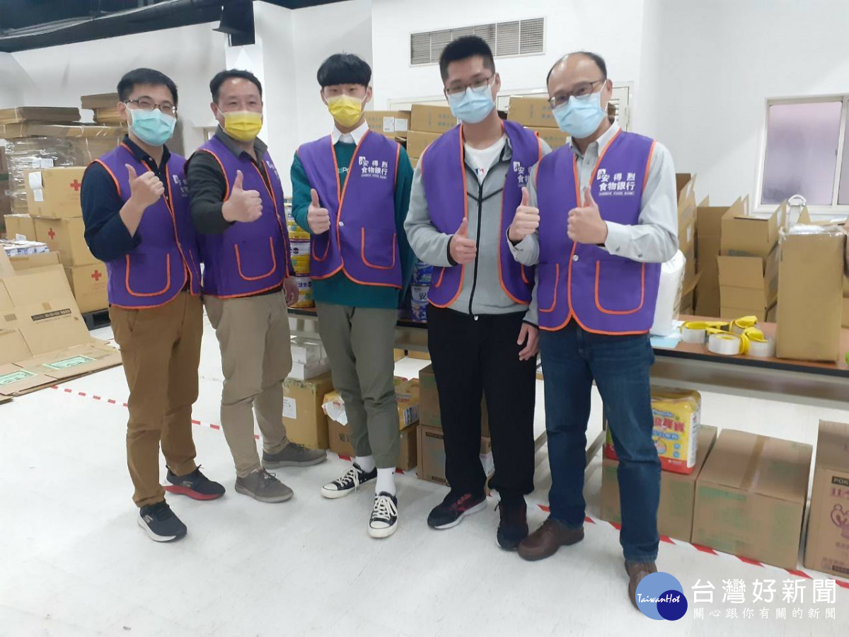 寒假疫情期間，親子志工到安得烈食物銀行總部幫忙打包膳糧箱，關懷弱勢兒少家庭<br />
<br />
