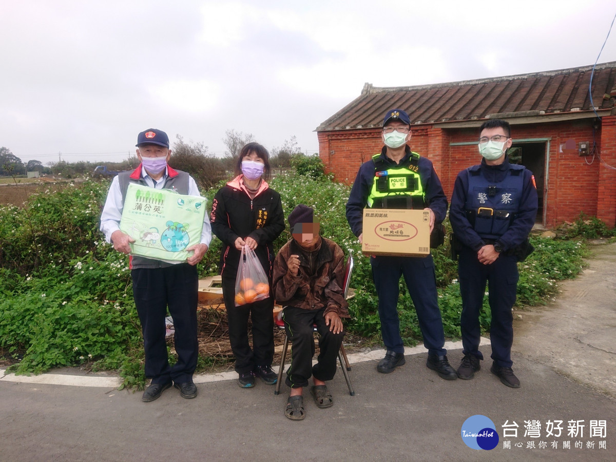 富岡派出所及里長協同巡守隊同仁一起發送民生物資給獨居老人