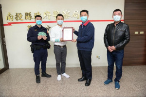 春百元快剪店捐剪髮券讓員警揪感心。（草屯分局提供）