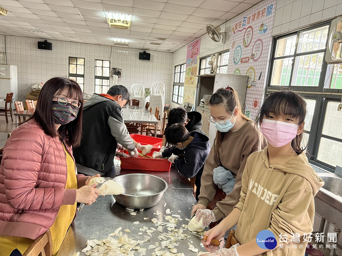 校園充滿濃濃年味　香田學生手作菜頭粿宴請全校師生