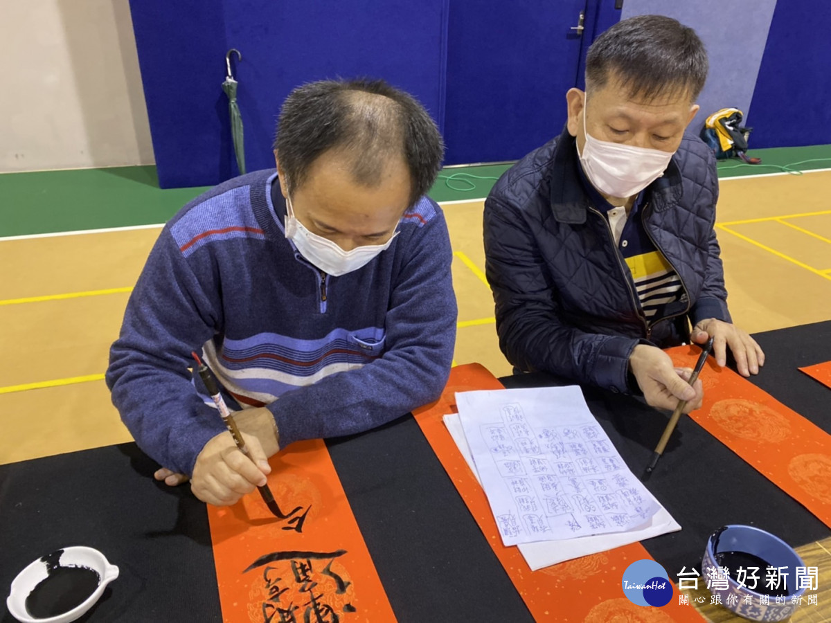 圖 🔽 🔼／現場三位書法大師劉婉儀、謝秉正、薛佰銘現場揮毫，民眾免費獲得春聯。