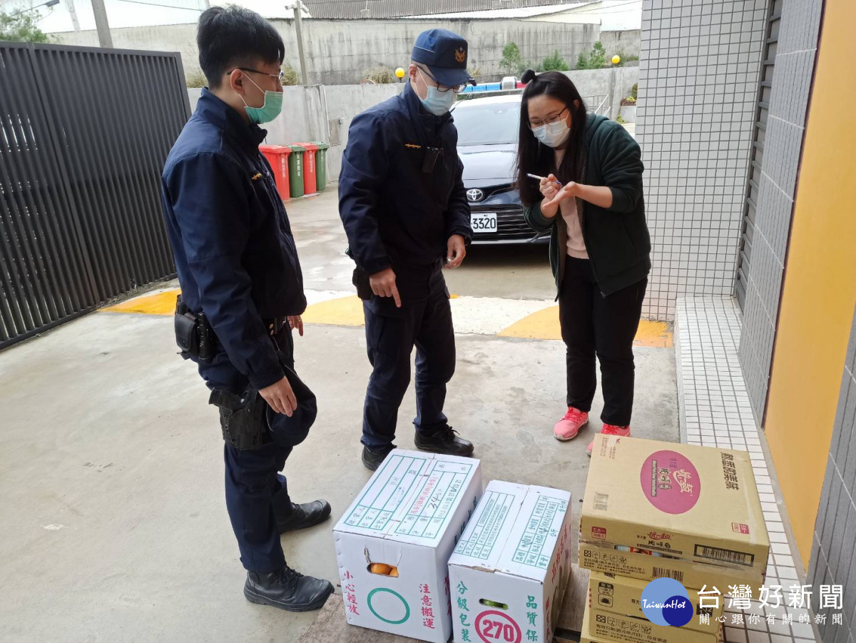 楊梅派出所由警員王致中、陳諺廷代表前往「藍迪兒童之家」發放愛心物資<br />
<br />

