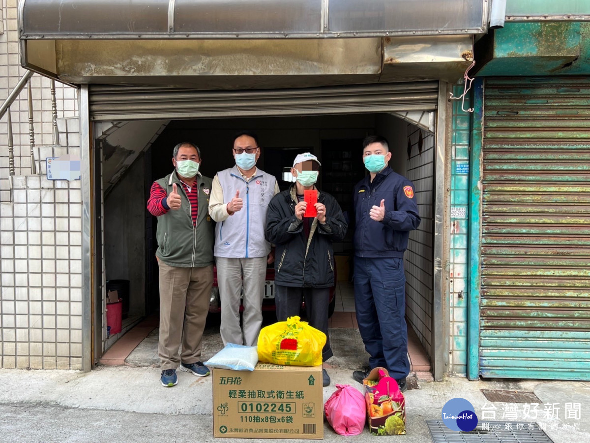 永安派出所所長連英傑與同仁偕同里長黃福禮、永豐餘共同發放愛心物資<br />
<br />
