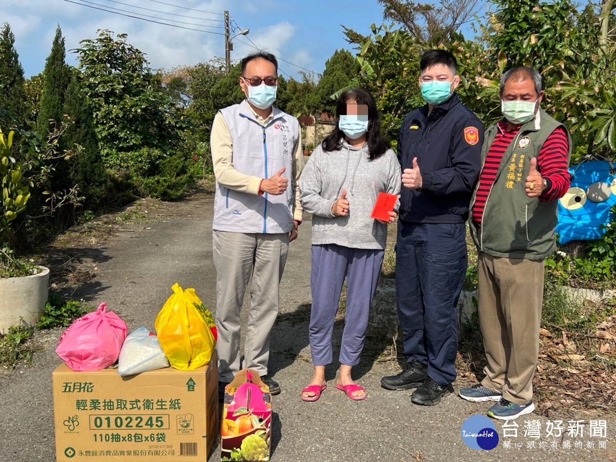 永安派出所所長連英傑與同仁偕同里長黃福禮、永豐餘共同發放愛心物資<br />
<br />
