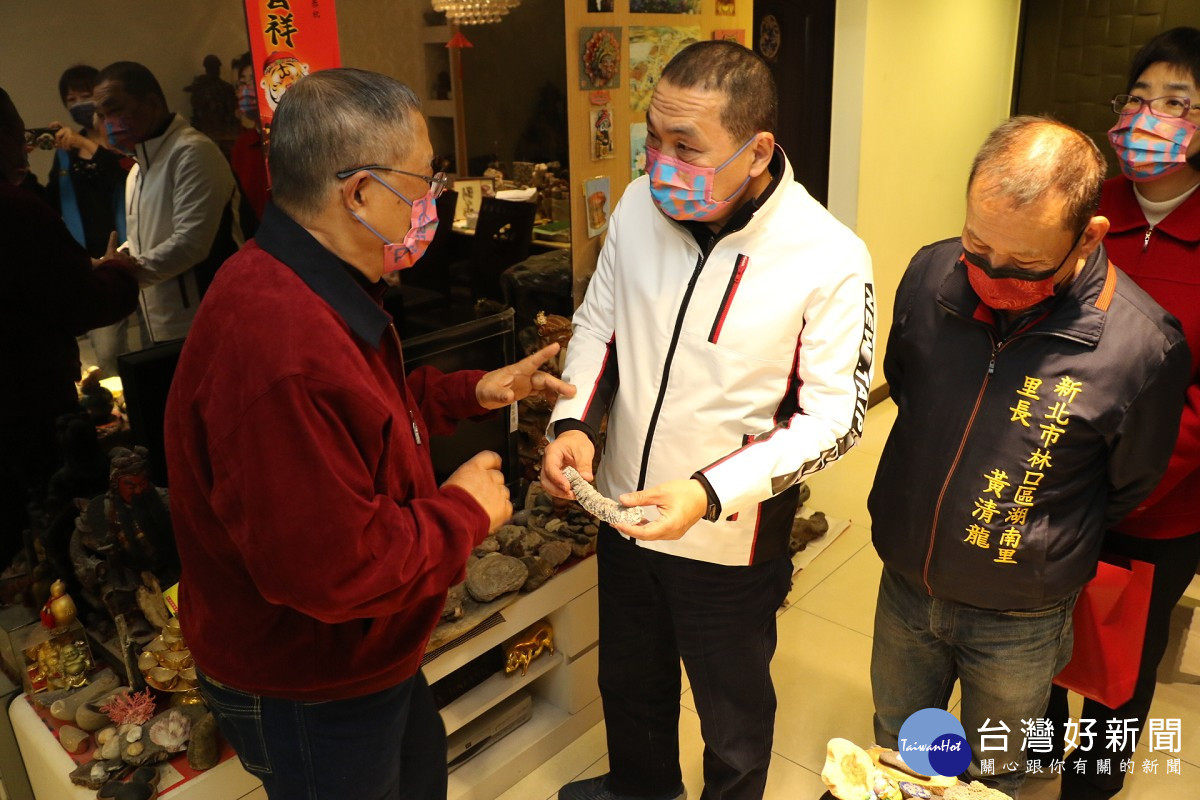 劉家驥（左1）為侯友宜介紹自己收藏的雅石甚至化石