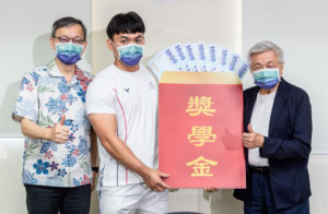 長榮大學創辦人黃仁村(右)、李泳龍校長頒發獎學金給陳柏任同學。(資料照）