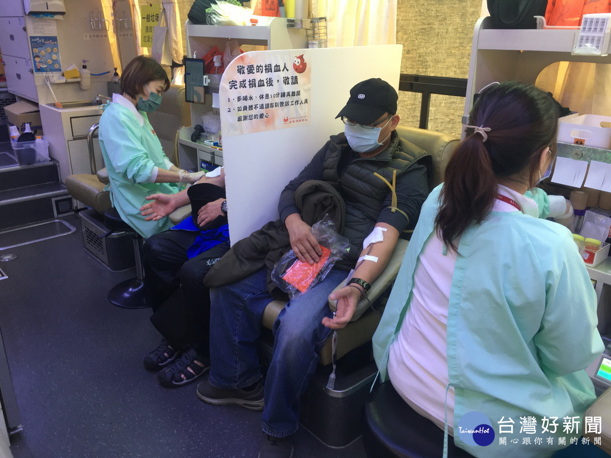 捐血中心派出4部車採血。（記者扶小萍攝）