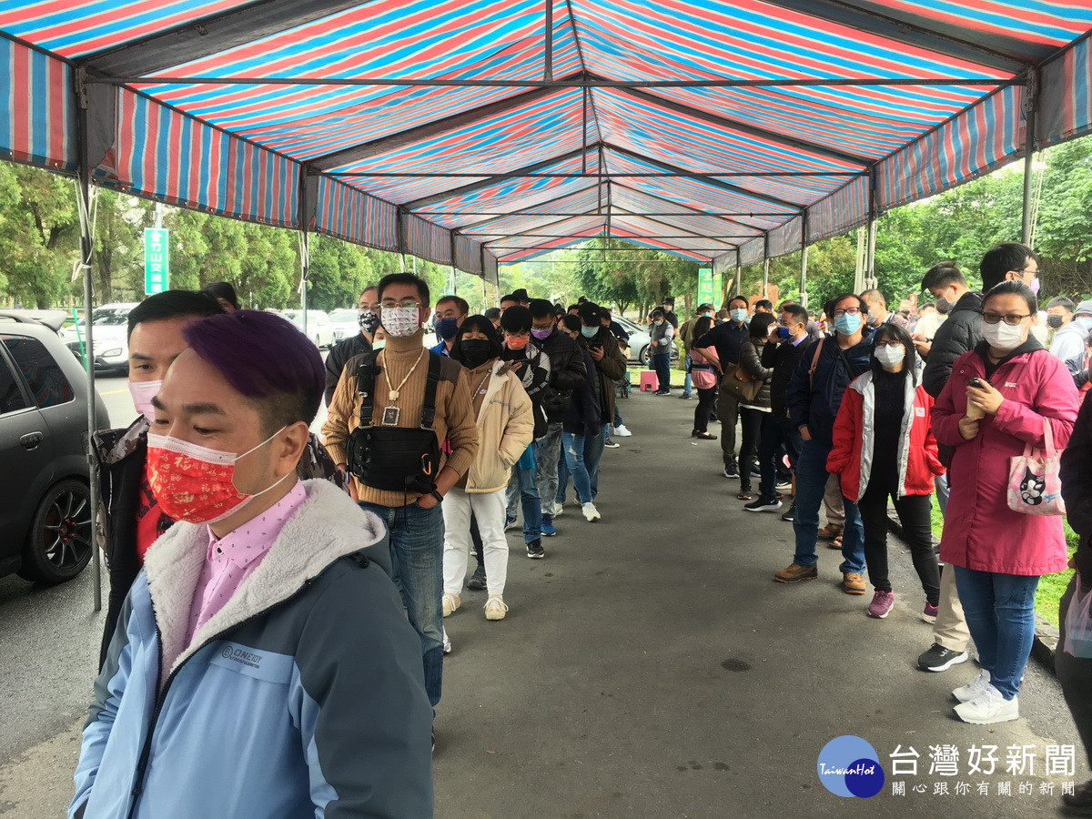 紫南宮排隊人潮成巨龍。（記者扶小萍攝）