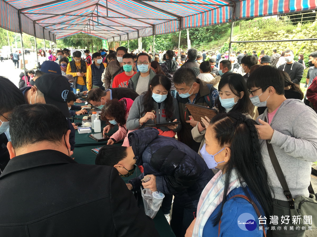 捐血得先登錄速度慢有些民眾希望提早辦理。（記者扶小萍攝）