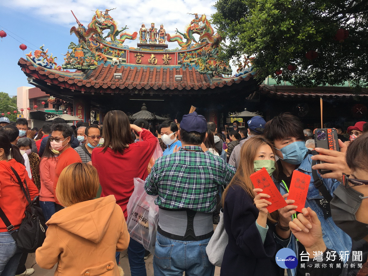 紫南宮前擠滿上香祈福的人潮。（記者扶小萍攝）