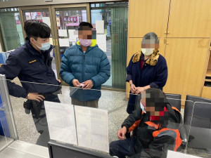 警方利用小電腦查出為失蹤人口先通知巡邏警網將人帶回派出所安置通知家屬。