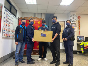 嘉義縣在地口罩工廠郡昱公司，特別趕在春節前捐贈萬片「限定款口罩」給當地派出所／陳致愷翻攝