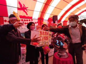 縣長王惠美加入「虎哩幸福過好年」新春義賣助家扶兒活動。圖彰化縣政府提供