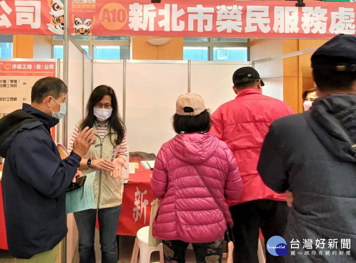 退除役官兵（眷）諮詢相關權益，就業站同仁詳細說明
