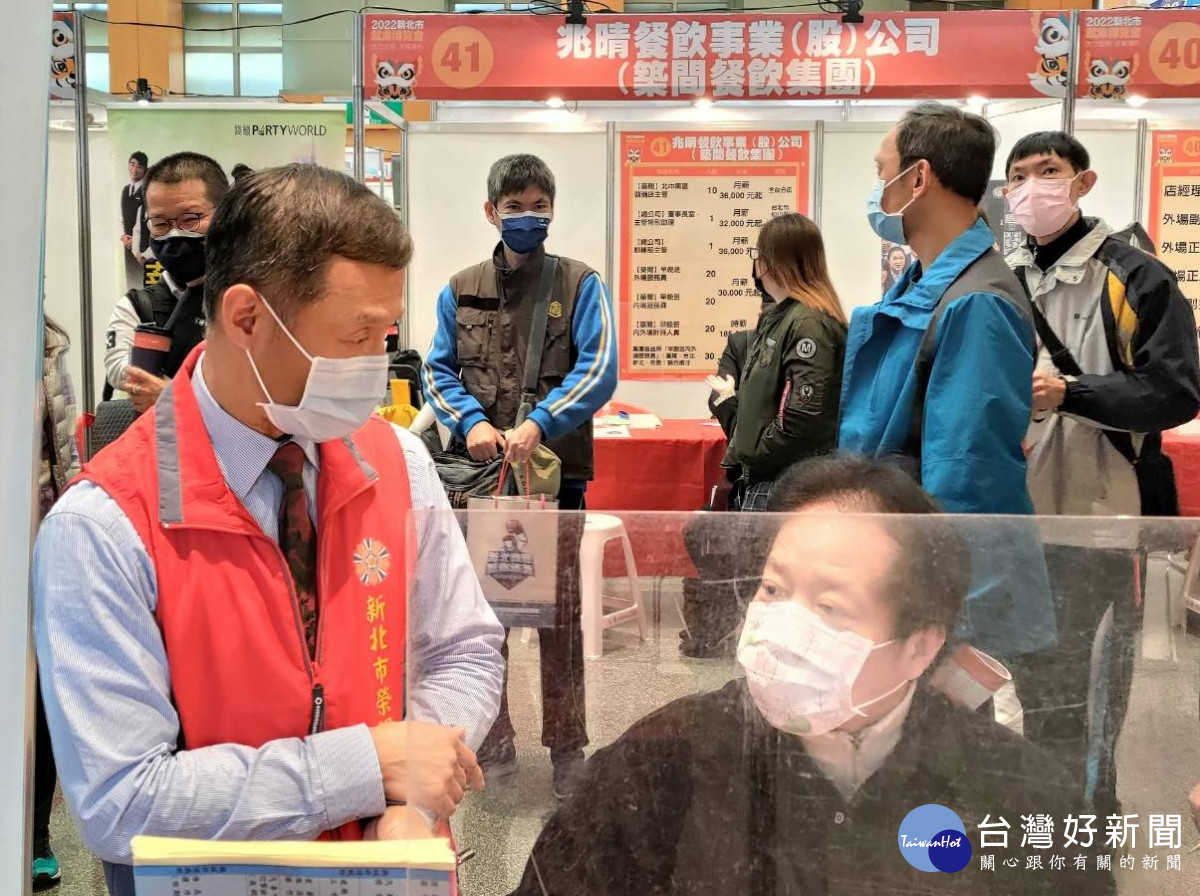 新北市榮服處處長周興國現場仔細聆聽榮民的就業需求